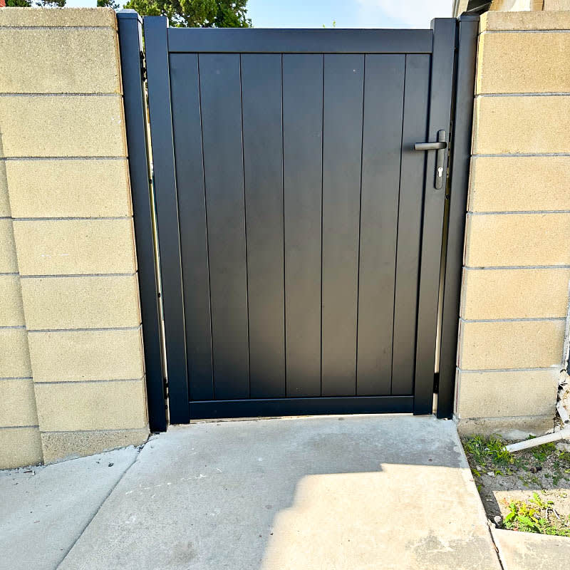 Aluminum gate by LA Fence Craft
