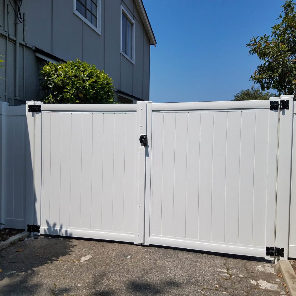 Vinyl gate by LA Fence Craft
