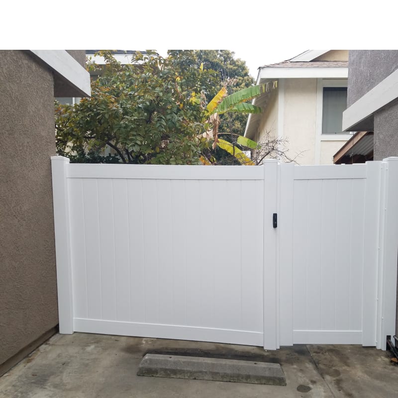 Vinyl gate by LA Fence Craft
