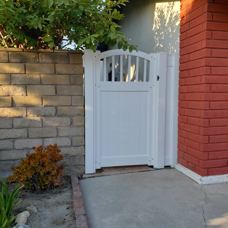 Vinyl gate by LA Fence Craft