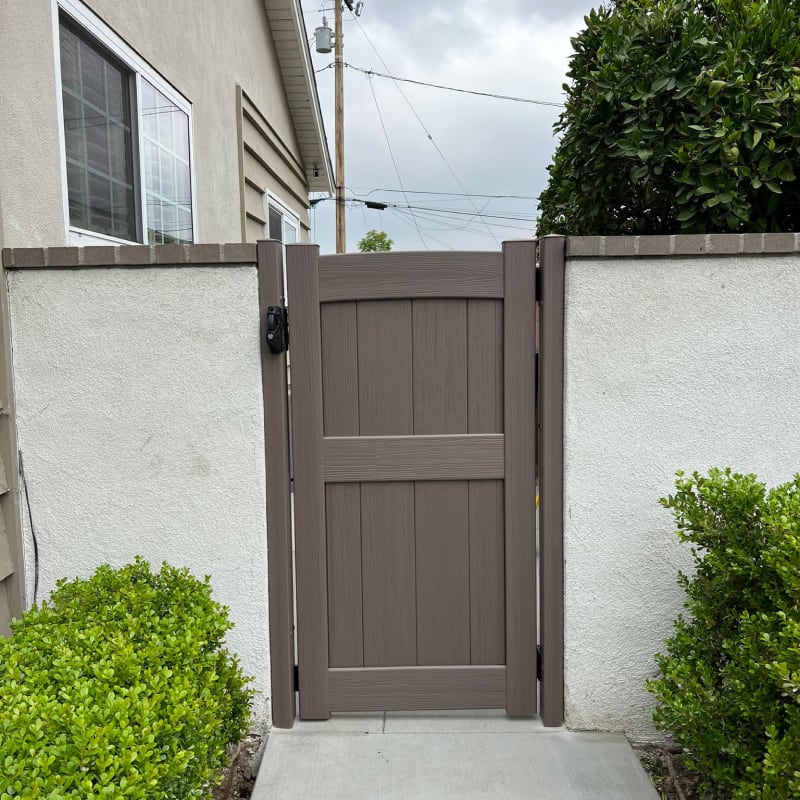 Vinyl gate by LA Fence Craft