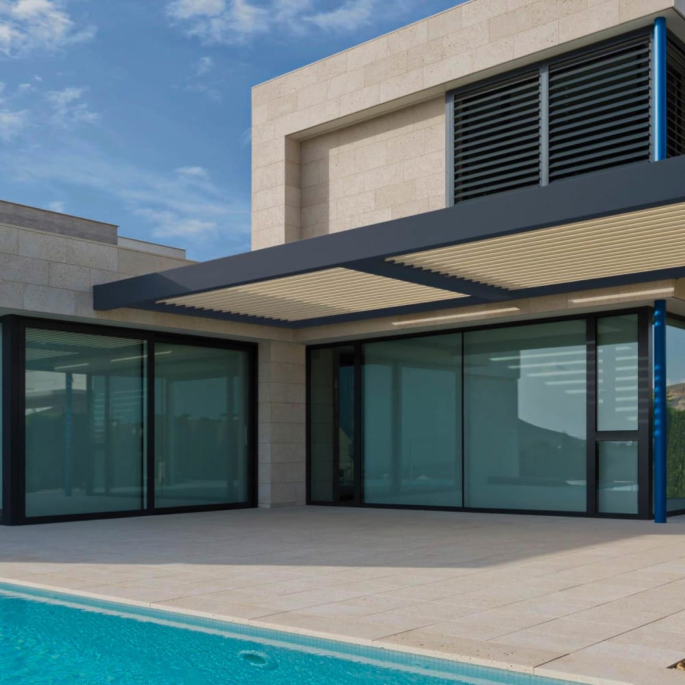 Aluminum patio cover with bioclimatic louvered roof