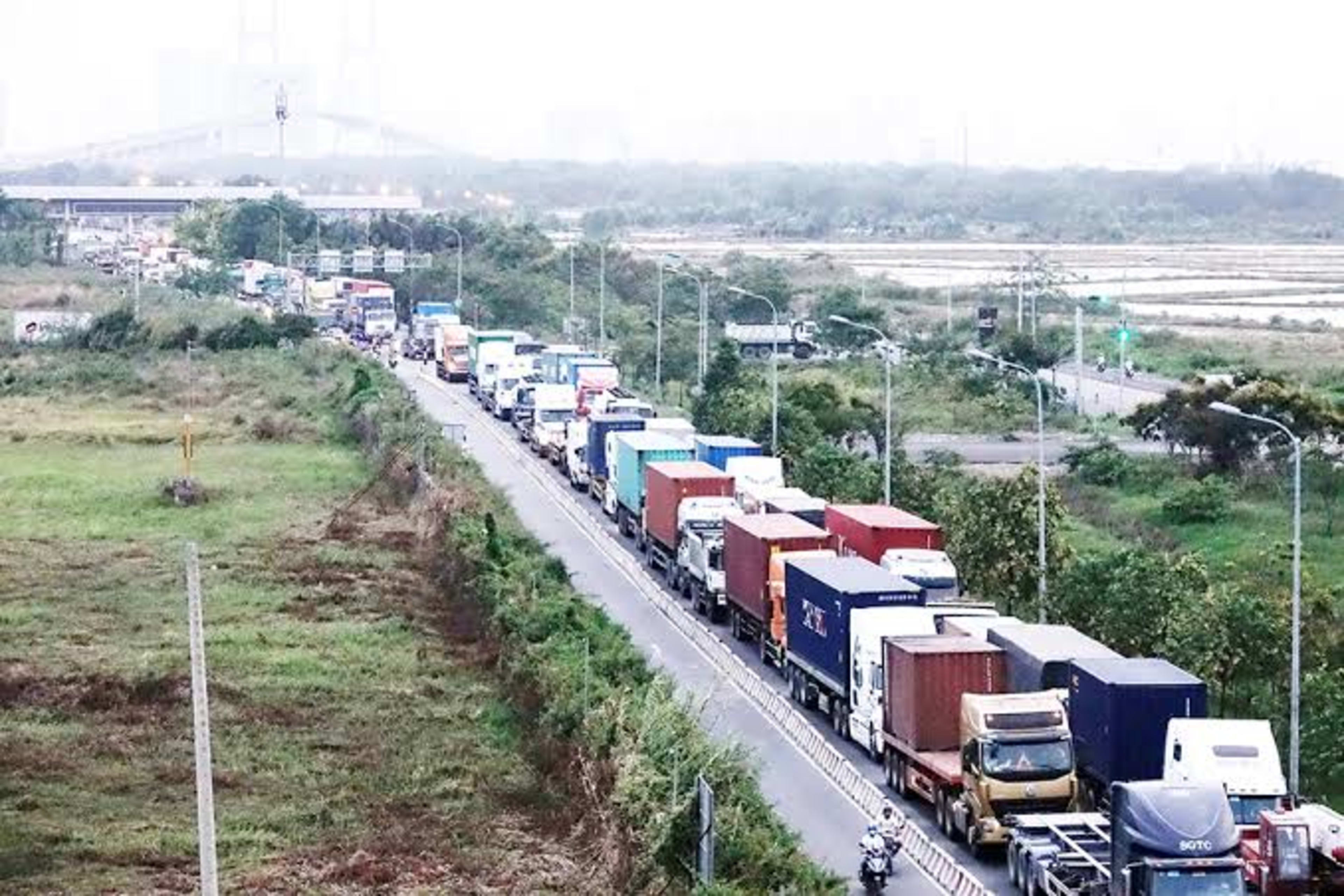 
Giảm chi phí logistics và nâng cao năng lực cạnh tranh của Việt Nam: Vai trò của đầu tư công vào hạ tầng giao thông
