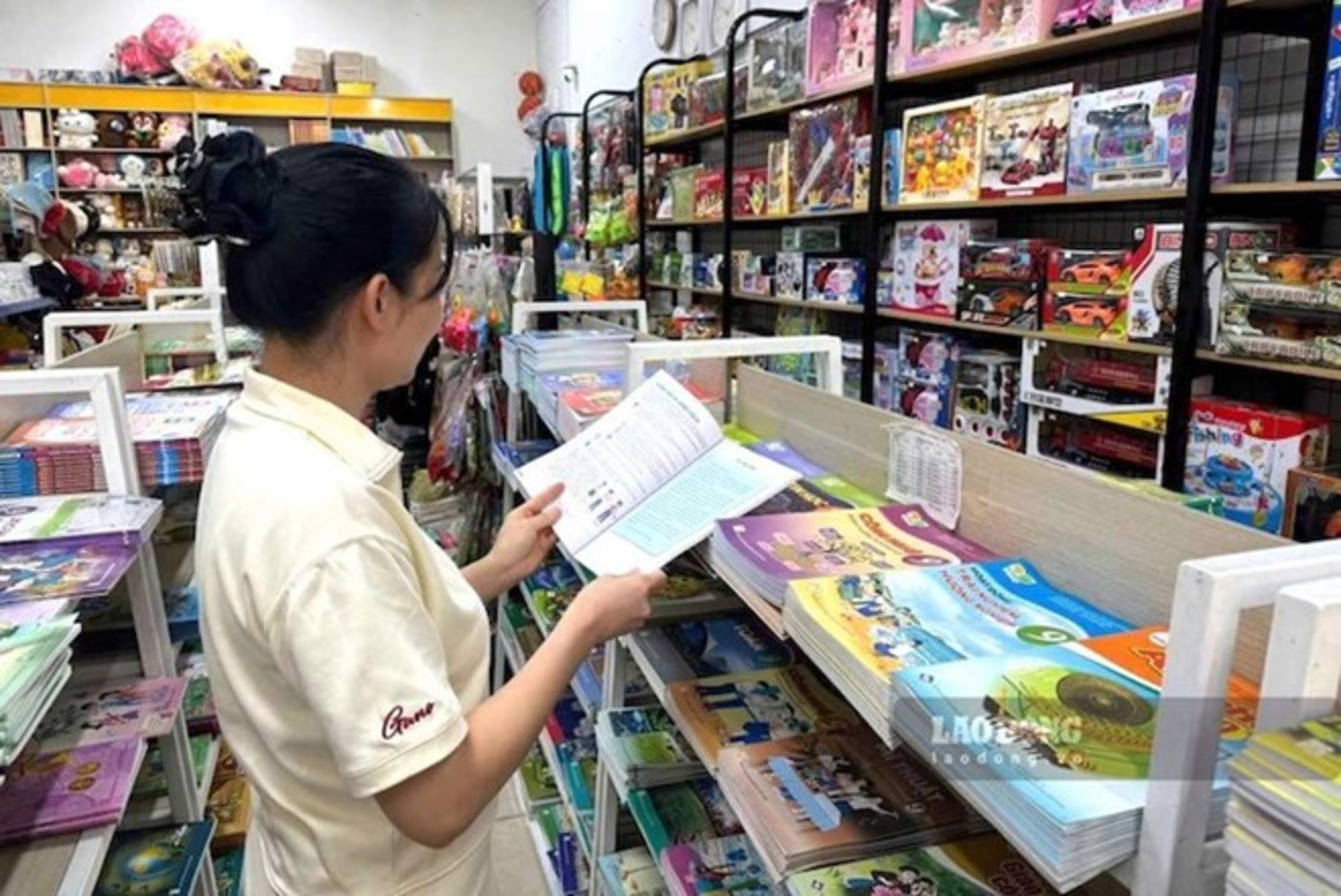 
THIẾT KẾ LẠI THỊ TRƯỜNG SÁCH GIÁO KHOA VIỆT NAM: TỪ MỘT BỘ SÁCH – MỘT NHÀ CUNG ỨNG ĐẾN MÔ HÌNH SGK MỞ

