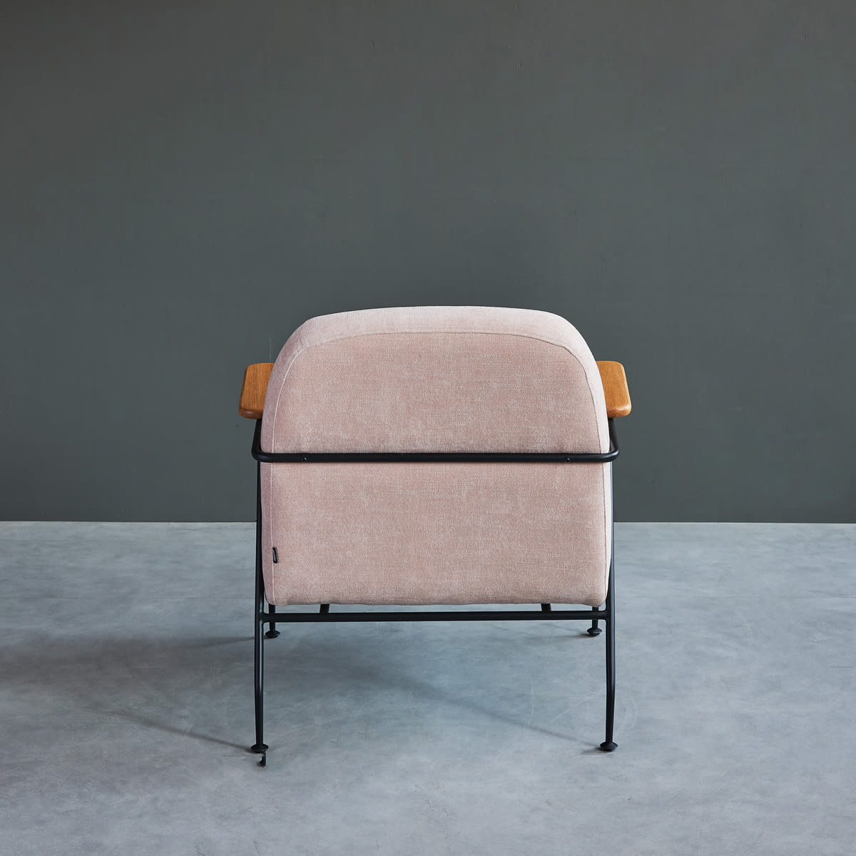 Puffy Lounge Chair With Arm - Dusk Silex 87 - Styled Image by Grado