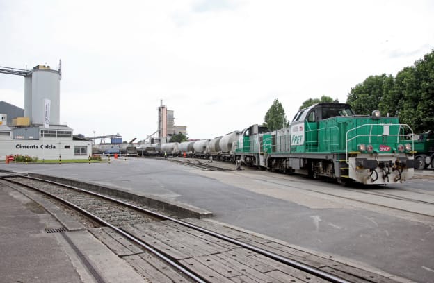 Train de marchandise quittant une cimenterie 