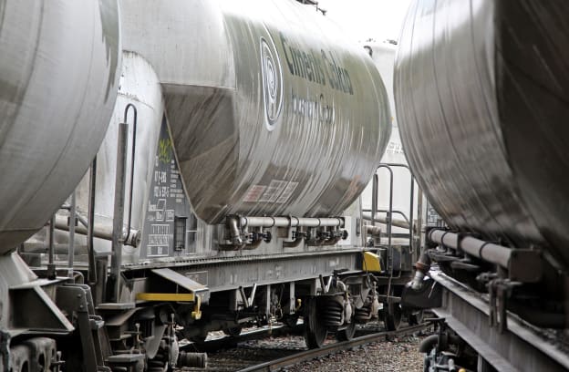 Wagon transportants du ciment des deux côtés