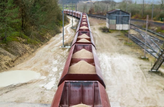 Train vu du dessus transportant du sable et des minerais