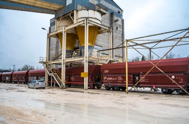 Chargement d'un train de marchandises en mineraux