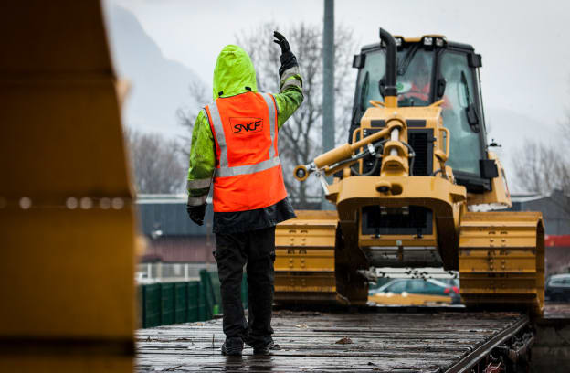 Employé de dos dirigeant une machine conduite par un autre employé