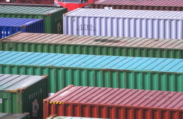 Plusieurs containers de différentes couleurs vu du haut