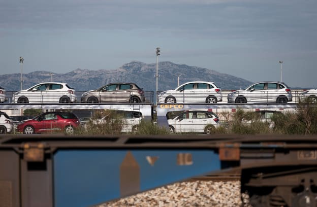 Train transportant des voitures