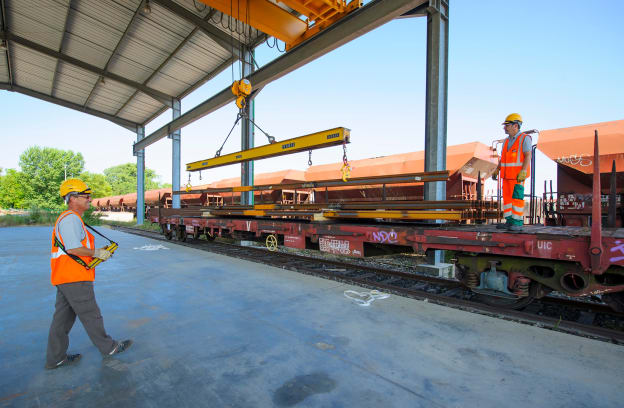 Deux employés face à face dont un à quai et un sur un wagon d'un train