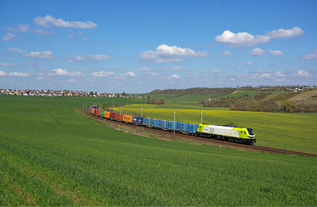 Train roulant dans la campagne