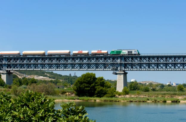 Train roulant sur un pont au dessus de l'eau