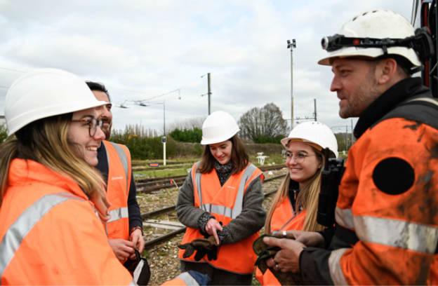 Plusieurs employés en discussion ensemble 