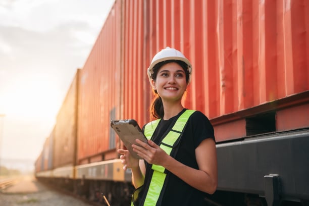 Femme devant un train