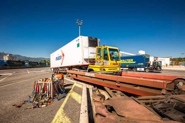 Camion allant sur des rails