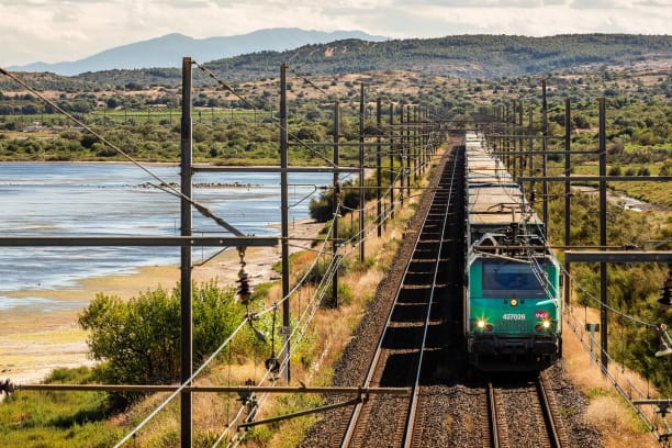 paysage terre et mer et locomotive