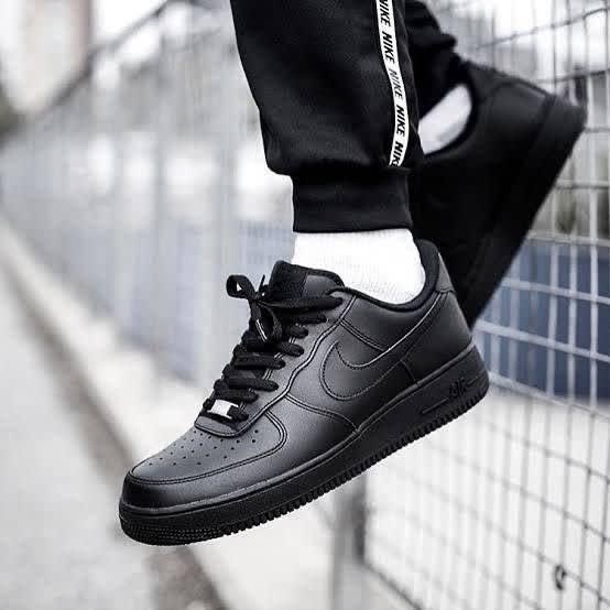 Nike Air Forces 1 Black
