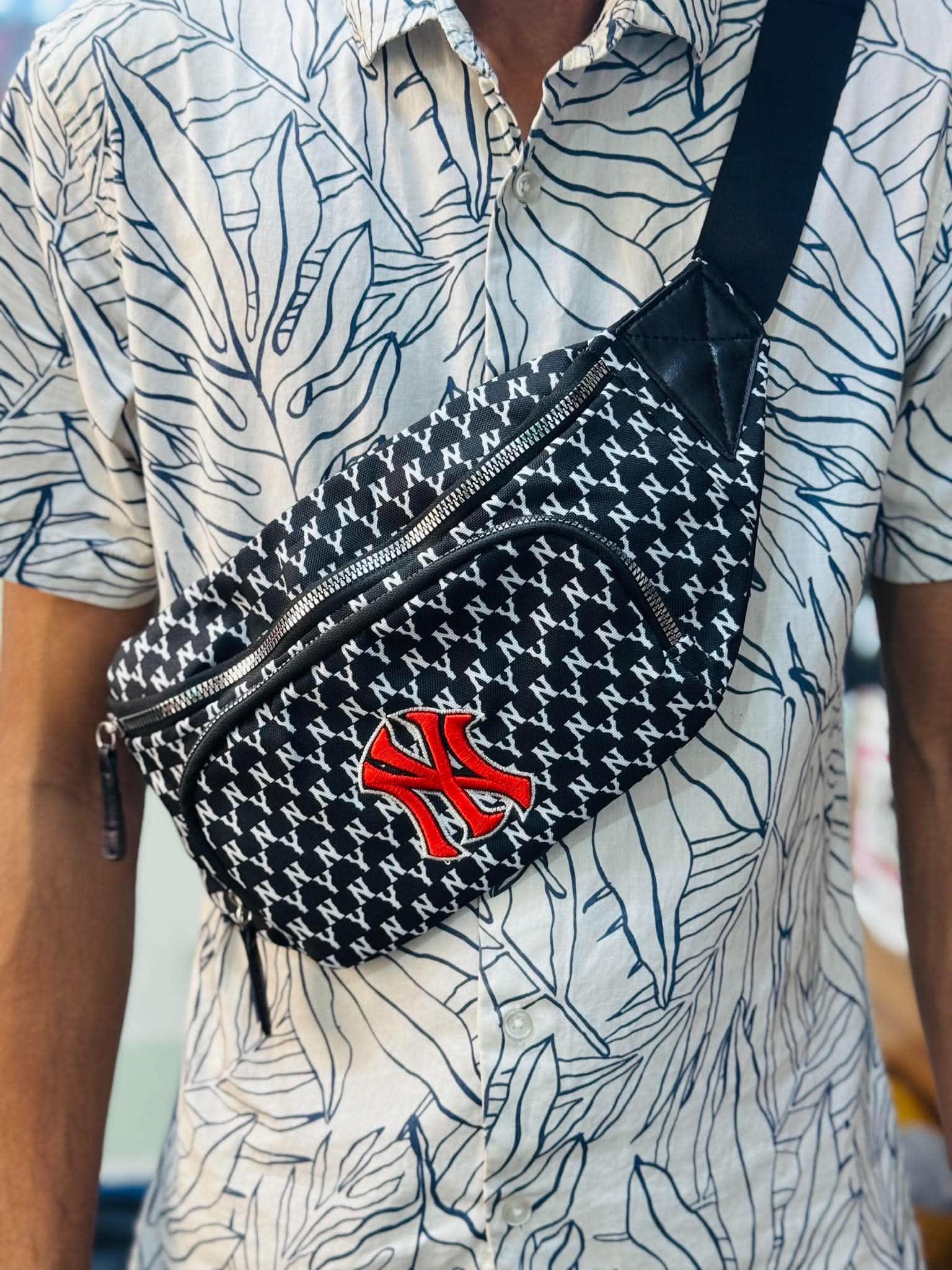 New York Chest Bag - Black/Red thumbnail 1