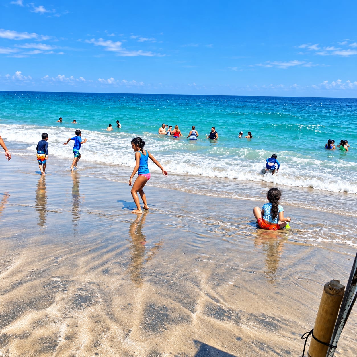 Niños disfrutando la playa en Montecito Beach Santa Clara