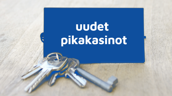 Pöydällä sininen laatikko, jonka sisällä teksti uudet pikakasinot, jonka vieressä monen avaimen nippu.