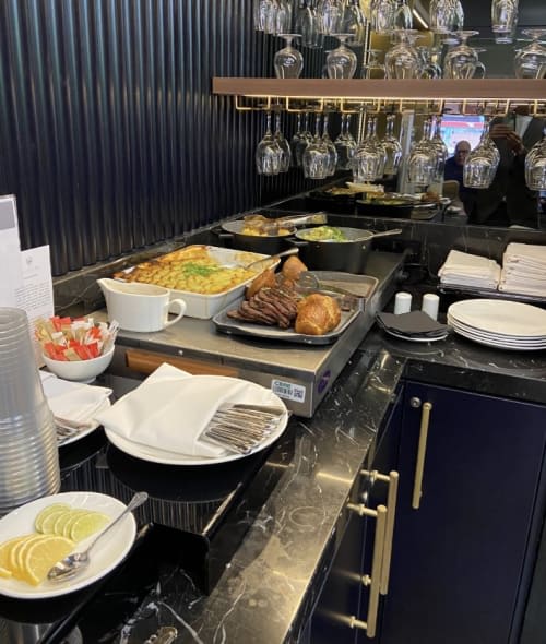 スポーツベットアイオーのVIPボックスの食事