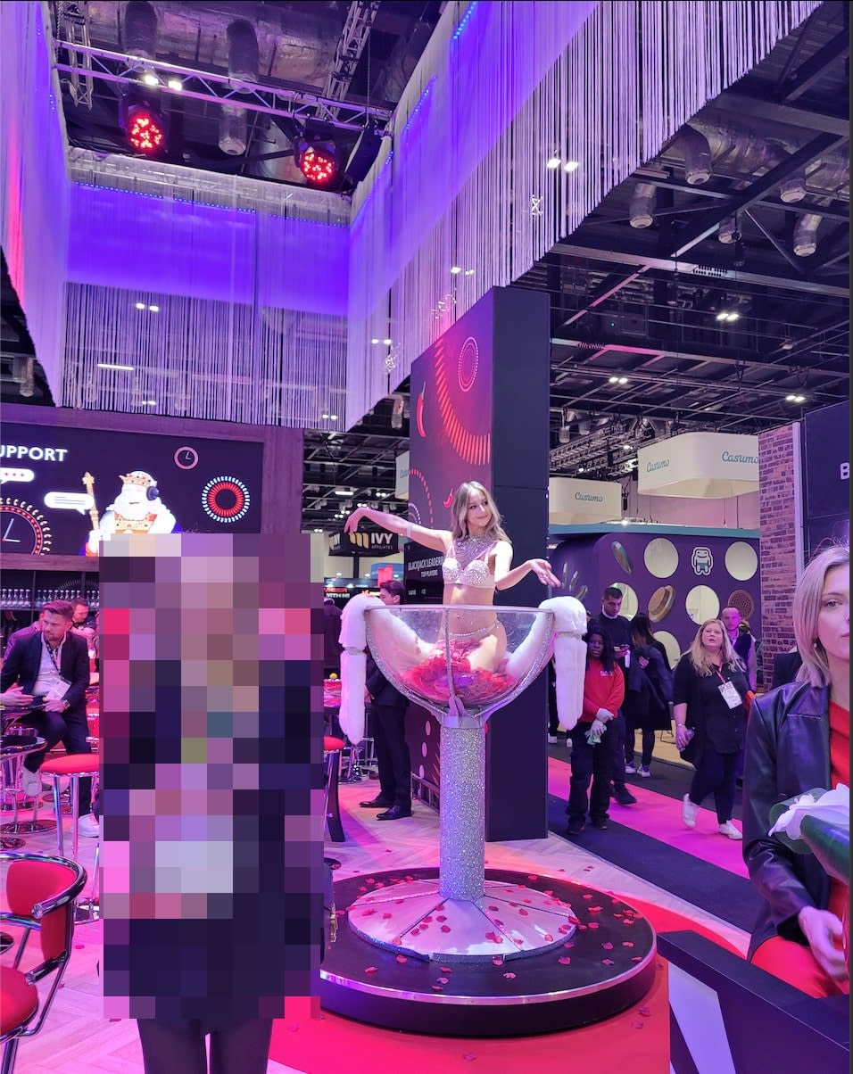 ICEロンドン2023のほぼストリップショー