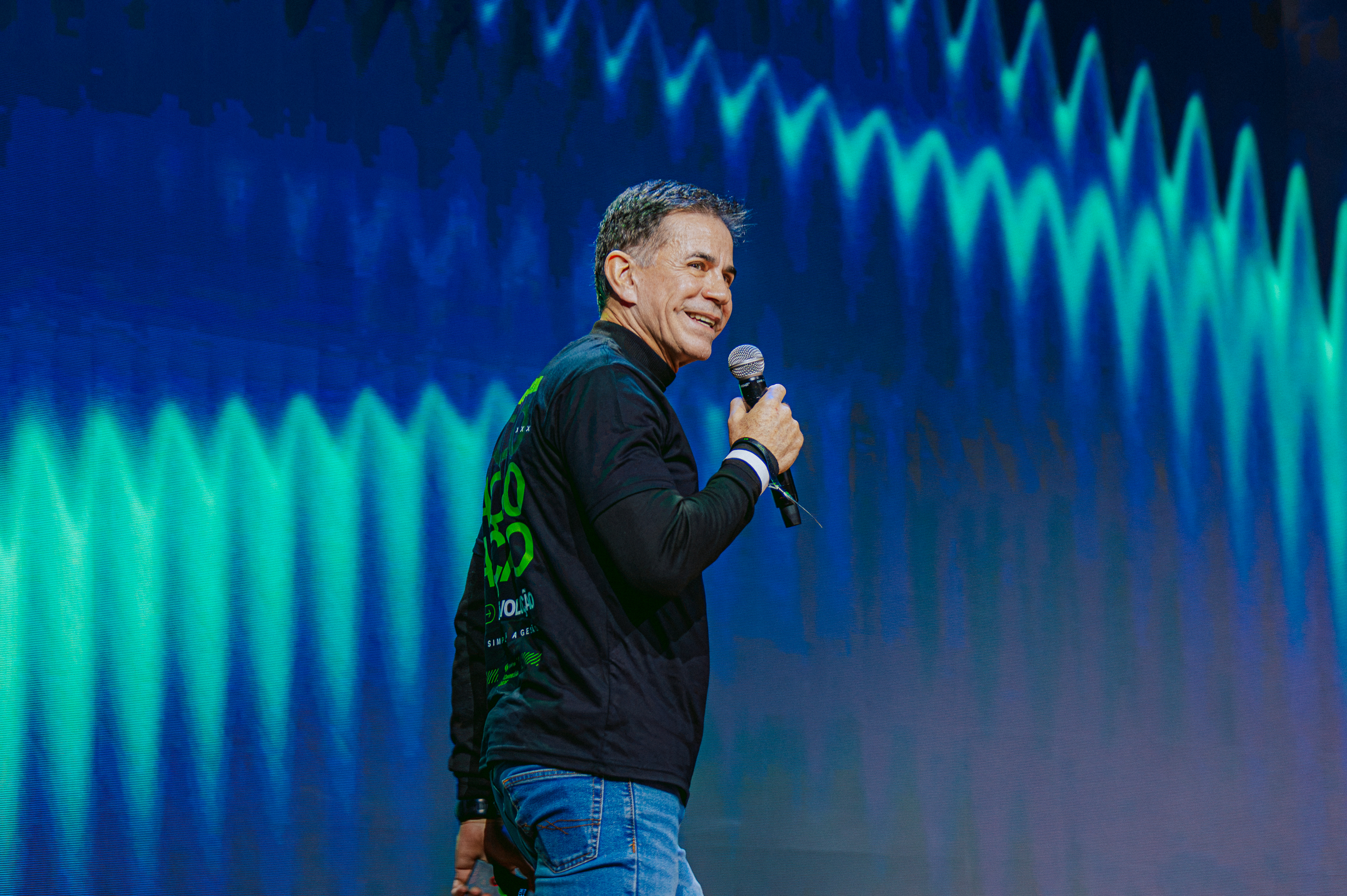 Felipe Calixto no palco do Sankhya Connection 2026