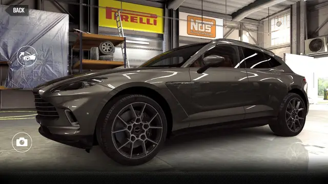Aston Martin DBX (Gold Star)