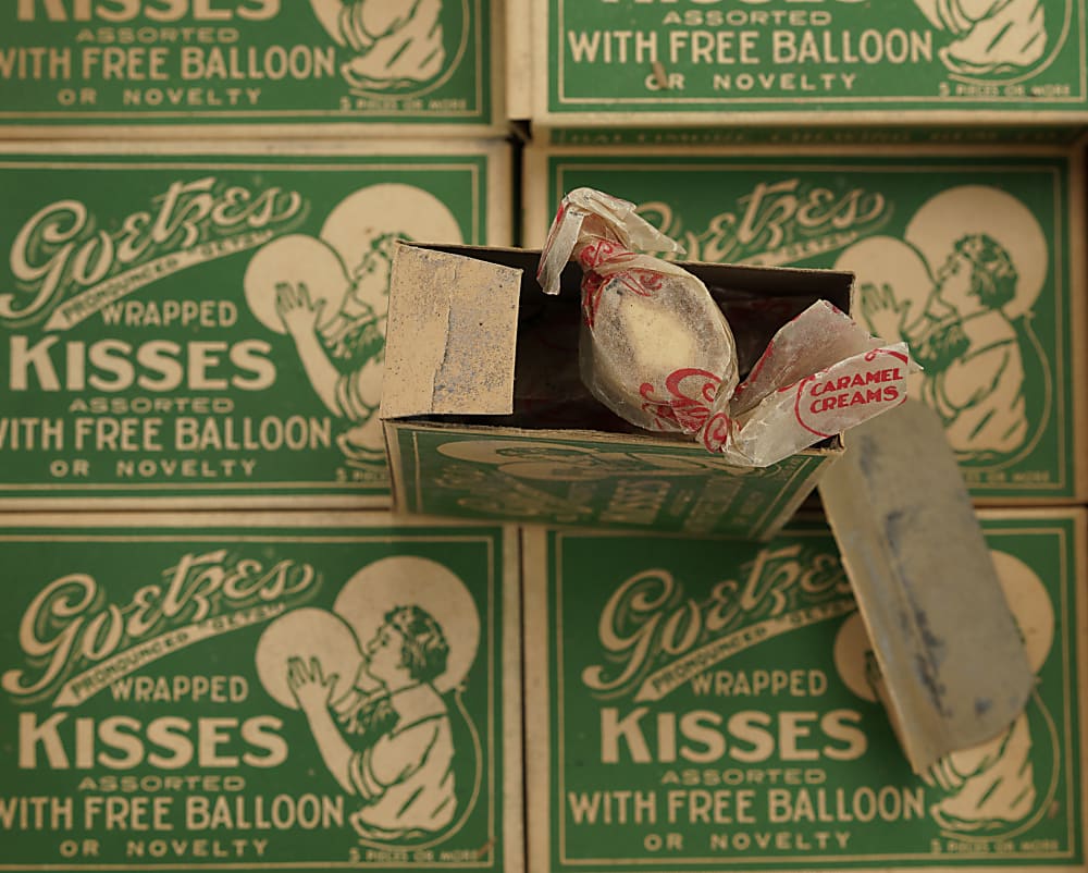 Circa 1933 Goetze's "Wrapped Kisses" Display Box with R52 Flags of the Nation Cards