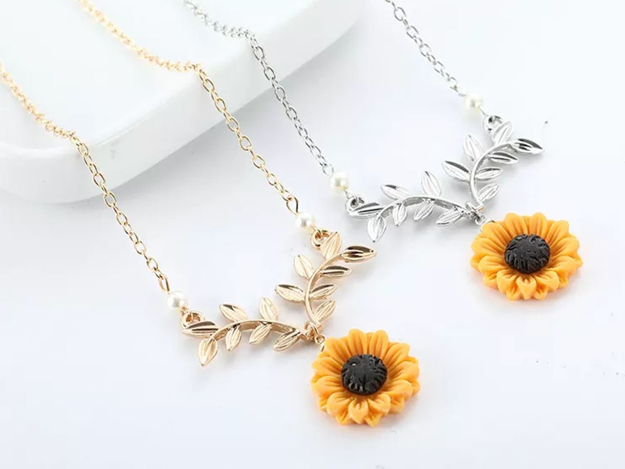 Bonito collar con colgante en forma de girasol en ramas