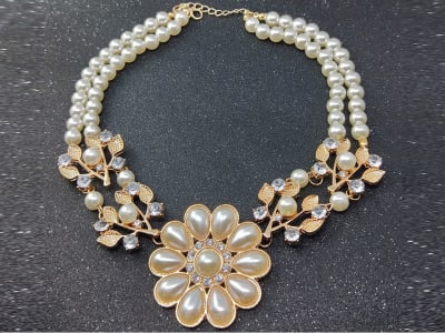 Collar con diseño de flor y hojas, con perlas de imitación e incrustaciones de c ...