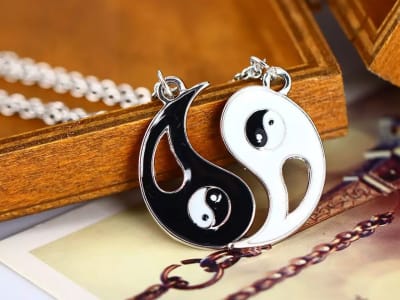 Pareja de collares con diseño Ying -Yang