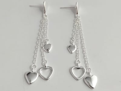 Pendientes con cadena larga y diseño de corazón, bañado en plata