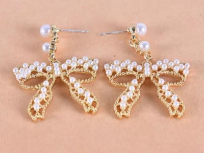 Loop-shaped earrings, inlaid with imitation pearls