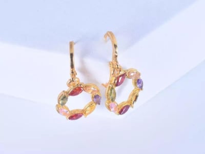 Pendientes chapados en oro, en forma circular, con cristales de colores