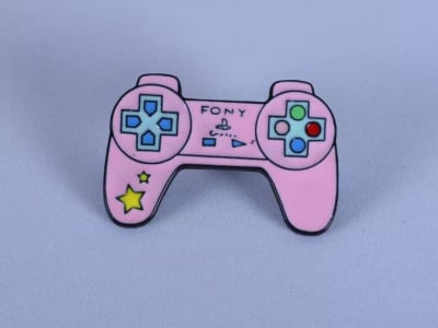 Pin esmaltado, con diseño de mando para videojuegos