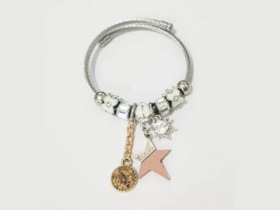 Pulsera ajustable, con diferentes modelos de charms