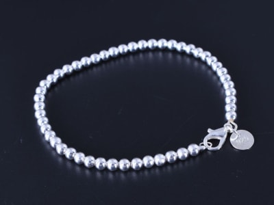 Sencilla pulsera con cadena de bolas, bañada en plata