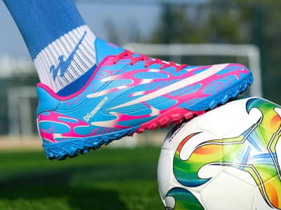 Botas de fútbol transpirables, con diseño de líneas