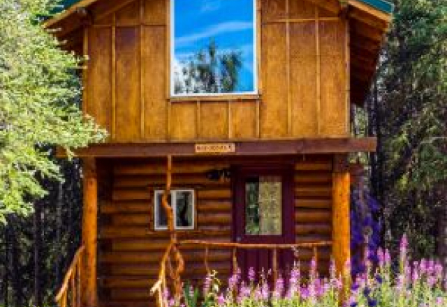 Razorback Private Cabin with Kitchenette with Shared Bathroom