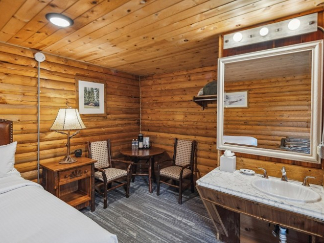 Standard King with Sleeper Sofa Grizzly Cabin