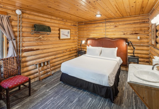 Deluxe Queen Moose Cabin