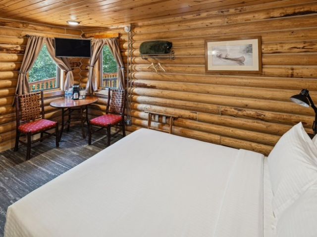 Standard Queen Moose Cabin