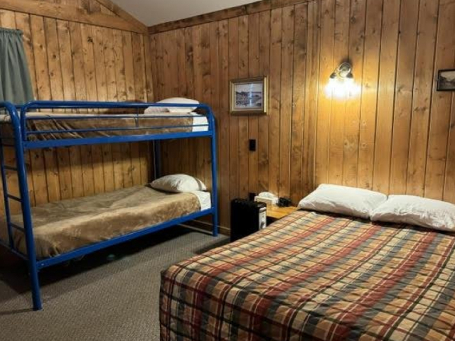 Railroader Cabin - 2 Doubles & 1 Bunk Bed