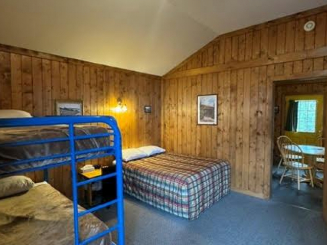 Railroader Cabin - 2 Doubles & 1 Bunk Bed