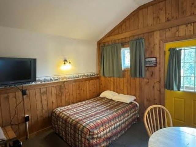 Railroader Cabin - 2 Doubles & 1 Bunk Bed