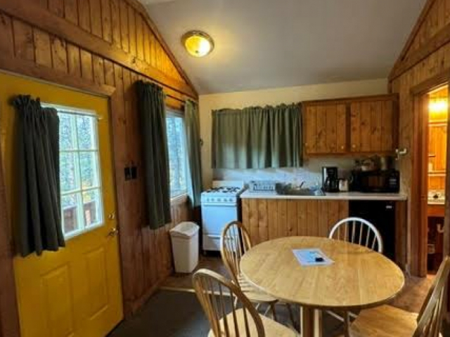 Railroader Cabin - 2 Doubles & 1 Bunk Bed